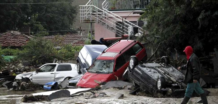 Maşinile românilor vor fi aduse acasă pe platforme. FOTO Reuters