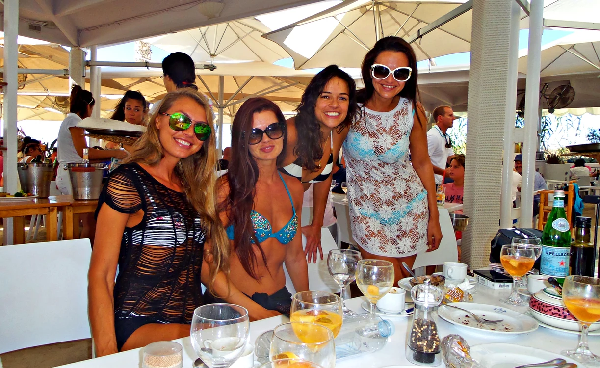 
    Michelle Rodriguez şi Andreea Dogaru  