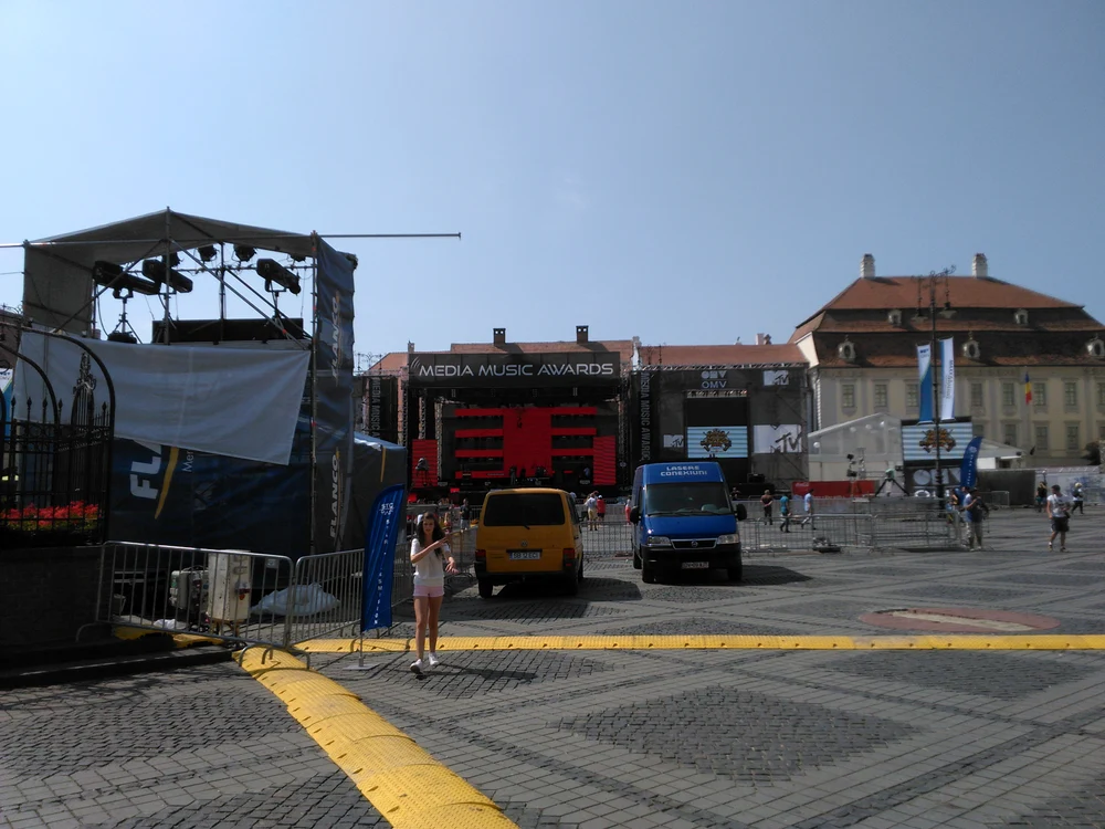 
    Scena se montează, iar organizatorii fac probele de sunet pentru Media Music AwardsFoto: Click!  