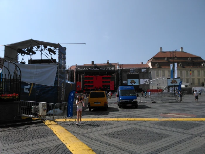 
    Scena se montează, iar organizatorii fac probele de sunet pentru Media Music AwardsFoto: Click!  