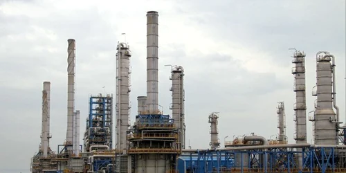 armata israeliană a bombardat luni complexul petrochimic de la Asaluyeh, unul dintre cele mai importante obiective energetice ale Iranului. FOTO: X/@cradleturkiye