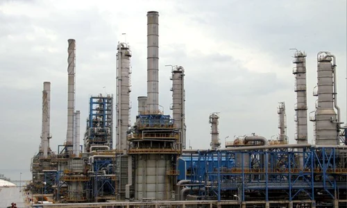 armata israeliană a bombardat luni complexul petrochimic de la Asaluyeh, unul dintre cele mai importante obiective energetice ale Iranului. FOTO: X/@cradleturkiye