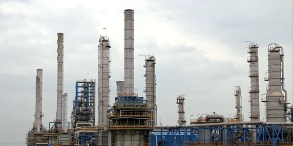 armata israeliană a bombardat luni complexul petrochimic de la Asaluyeh, unul dintre cele mai importante obiective energetice ale Iranului. FOTO: X/@cradleturkiye