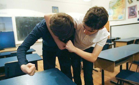 Elev din Vaslui, 16 ani, șantajat și amenințat de coleg pentru taxă