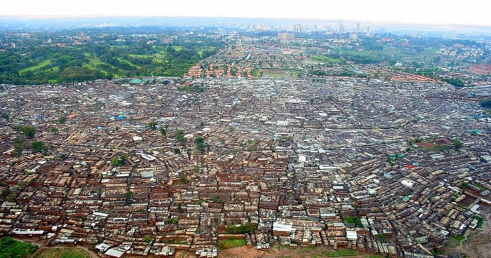 Radu Cleţiu în mahalaua Kibera din Kenya