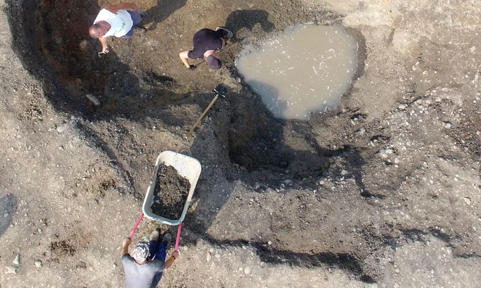 Săpături arheologice în castrul auxiliar de la Călugăreni (© Facebook / Muzeul Județean Mureș)