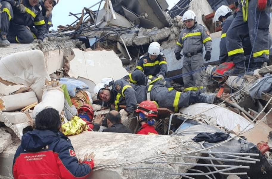 Băiat de 16 ani, salvat de sub dărâmături de echipa românească care intervine în Turcia. Misiunea a durat 20 de ore