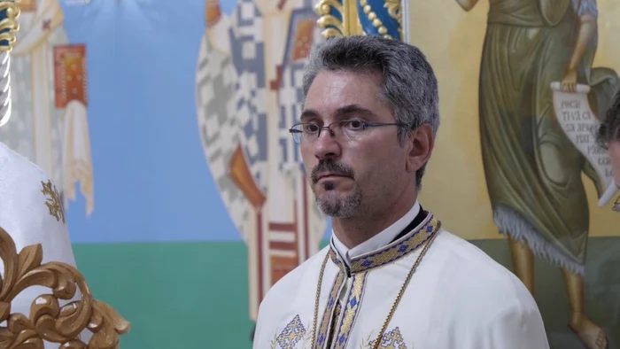 Preotul Răzvan Tatu slujește în noua biserică