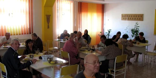 Vârstnicii vor trebui să plătească o mare parte din bani pentru hrană Foto: Arhivă