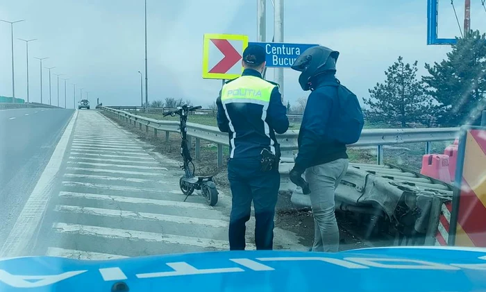 Pe autostrada cu trotineta Foto: Politia Română/Facebook