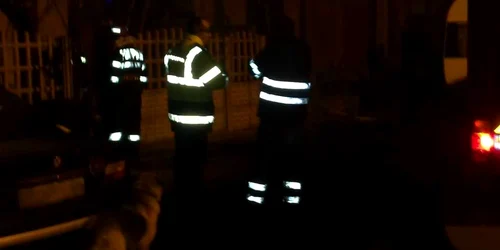 Două echipaje de pompieri au intervenit pentru stingerea incendiului