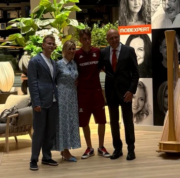 Dan Șucu și familia, la inaugurarea noului magazin Mobexpert din zona Pallady foto: Instagram 