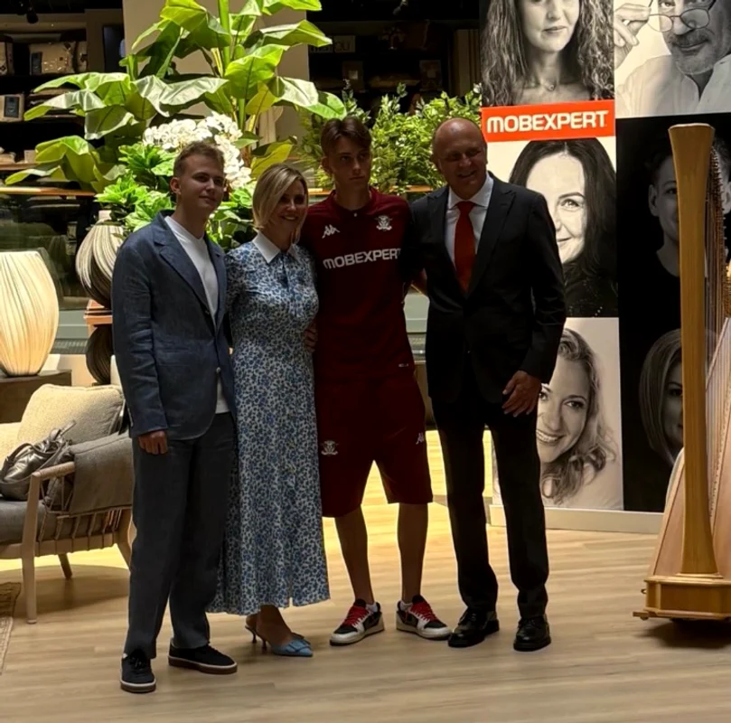 Dan Șucu și familia, la inaugurarea noului magazin Mobexpert din zona Pallady foto: Instagram