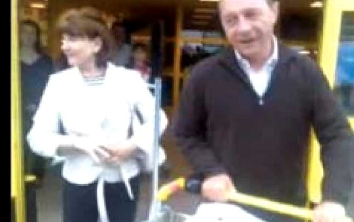 Mai 2007. Enervat de o ziaristă insistentă, Traian Băsescu pune o etichetă care îl descalifică: „Ţigancă împuţită“