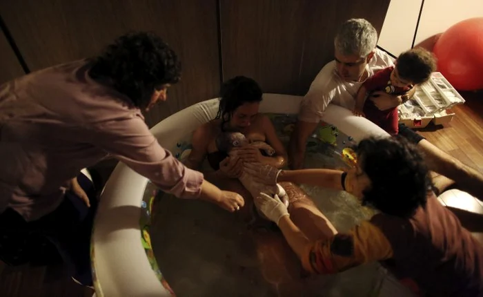 Manuela Mitre a născut asistată de soţ şi de fiica ei, împreună cu moaşele (Foto: Reuters)