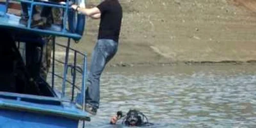 Scafandri caută trupul fetei dispărute pe fundul lacului de la Bicaz