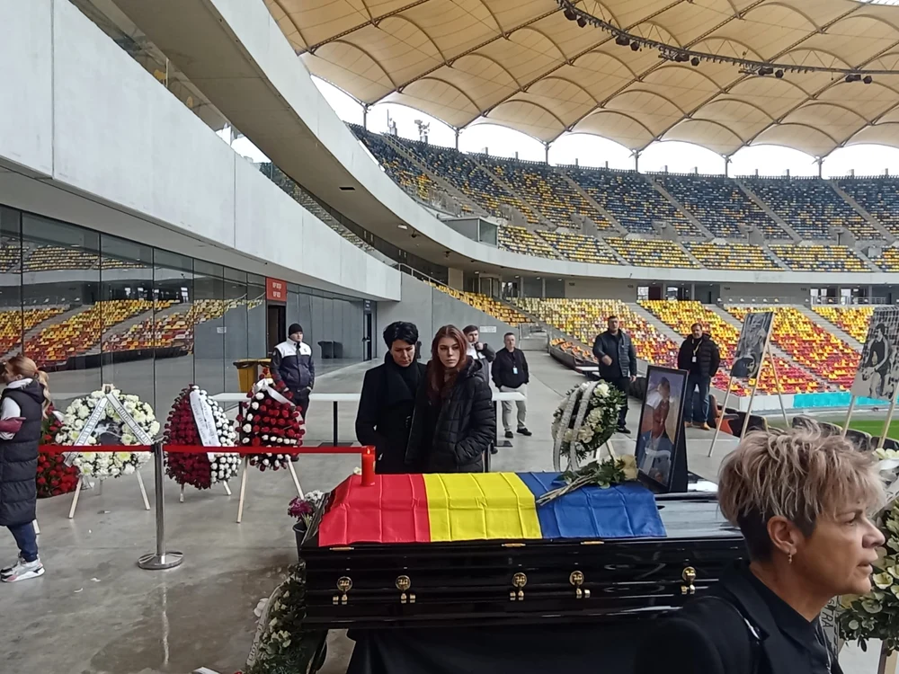 Soția și fiica lui Helmut Duckadam, lângă sicriul aflat la Arena Națională / foto: Click!