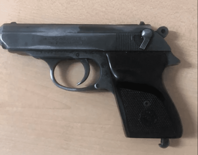 Orbit de gelozie la 83 de ani: a amenințat cu pistolul un tânăr de 23 de ani. Cine i-a sucit mințile