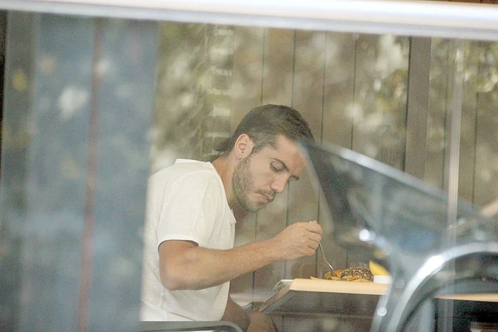 Chipciu s-a înfruptat  din hamburger 