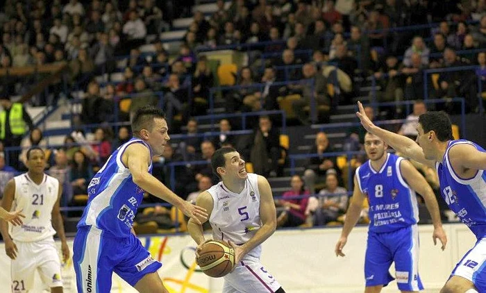 Zlatko Jovanovic (la minge) nu a mai reuşit să salveze echipa. FOTO: bctimisoara.ro