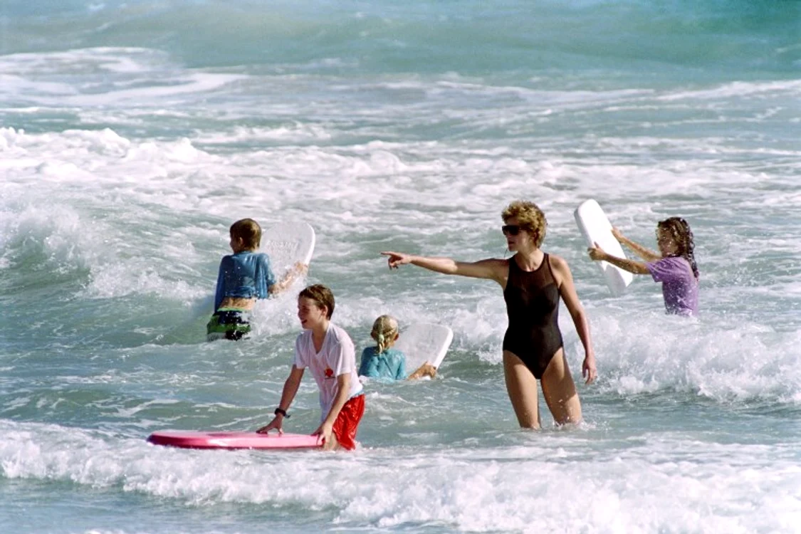 Prințesa Diana s-a lăsat fotografiată în costum de baie