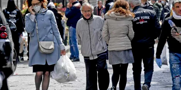 Aglomeraţie pe timpul carantinei de coronavirus în Napoli Italia FOTO EPA-EFE / Ciro Fusco