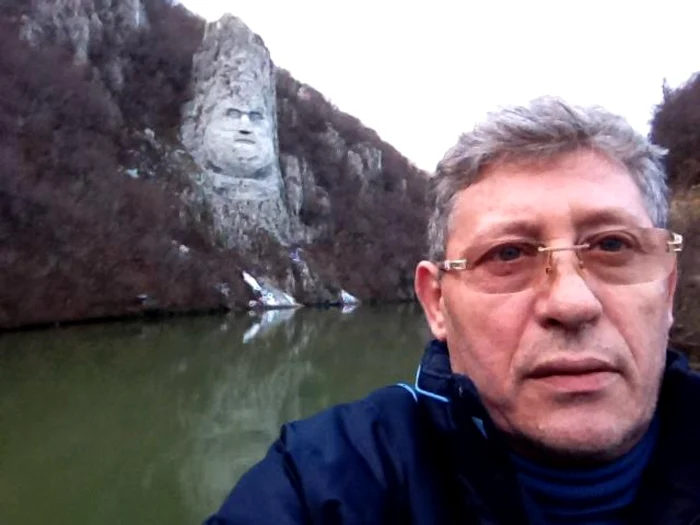 Mihai Ghimpu s-a pozat cu statuia lui Decebal FOTO Facebook