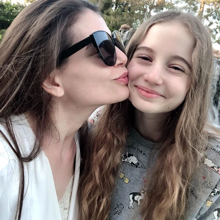 
    Irina şi mama sa au o relaţie foarte apropiată, Monica apărând într-unul dintre vlog-urile realizate de aceasta Foto:Arhivă personală  