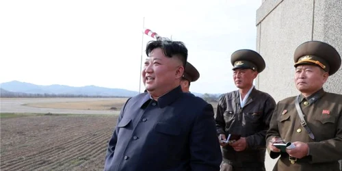 Kim Jong-un insotit de doi generali FOTO EPA-EFE