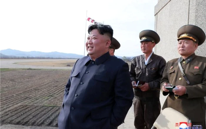 Kim Jong-un, însotit de doi generali FOTO EPA-EFE