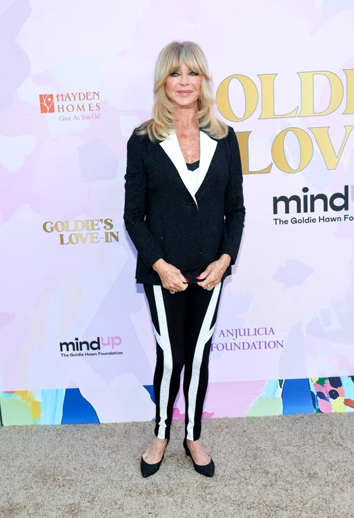 Goldie Hawn, îmbrăcată într-un compleu alb-negru