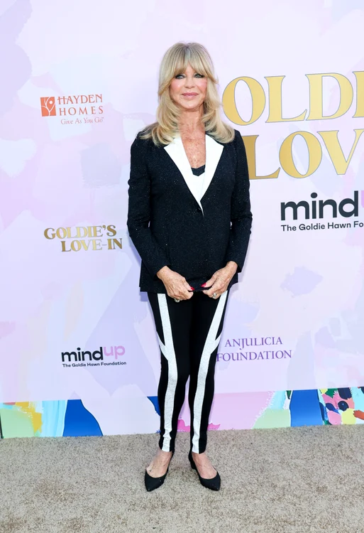 Goldie Hawn, îmbrăcată într-un compleu alb-negru