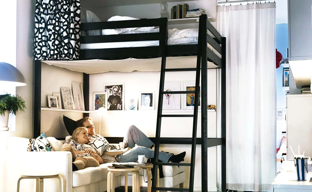 Patul deasupra canapelei este ideal într-o garsonierăFoto: IKEA