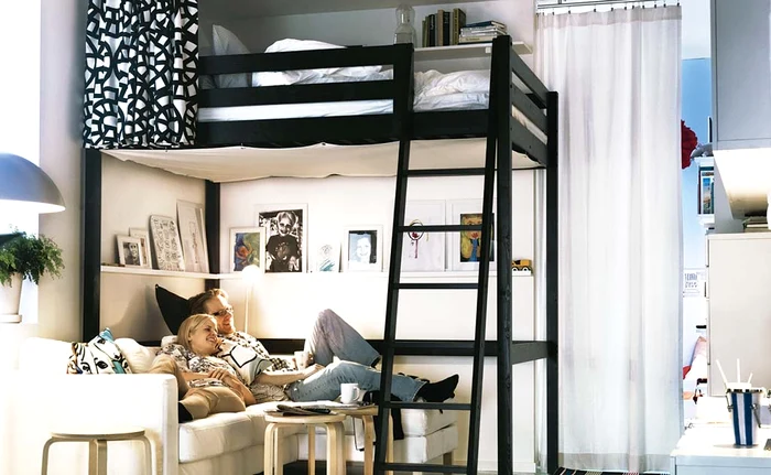 Patul deasupra canapelei este ideal într-o garsonierăFoto: IKEA