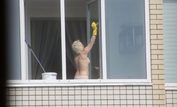 O vorbă din bătrâni spune că geamurile curate sunt cartea de vizită a oricărei gospodine, iar doamna din imagini a ţinut cont de acest lucru