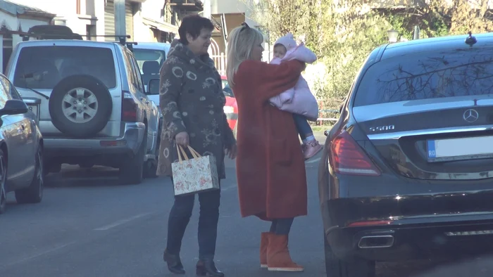 Bona este în permanență în preajma micuței