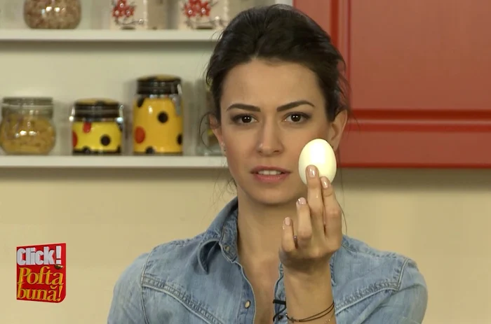 
    Sfaturi în bucătărie: Diana Bart te învață cum să cureți un ou fiert de coajă în 5 secundecaptură: Click! Poftă bună!  