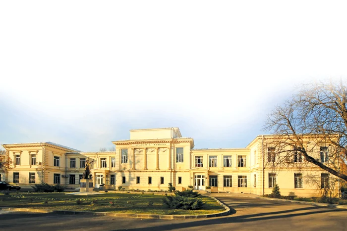 1 MAAARE cladire academie azi jpg jpeg