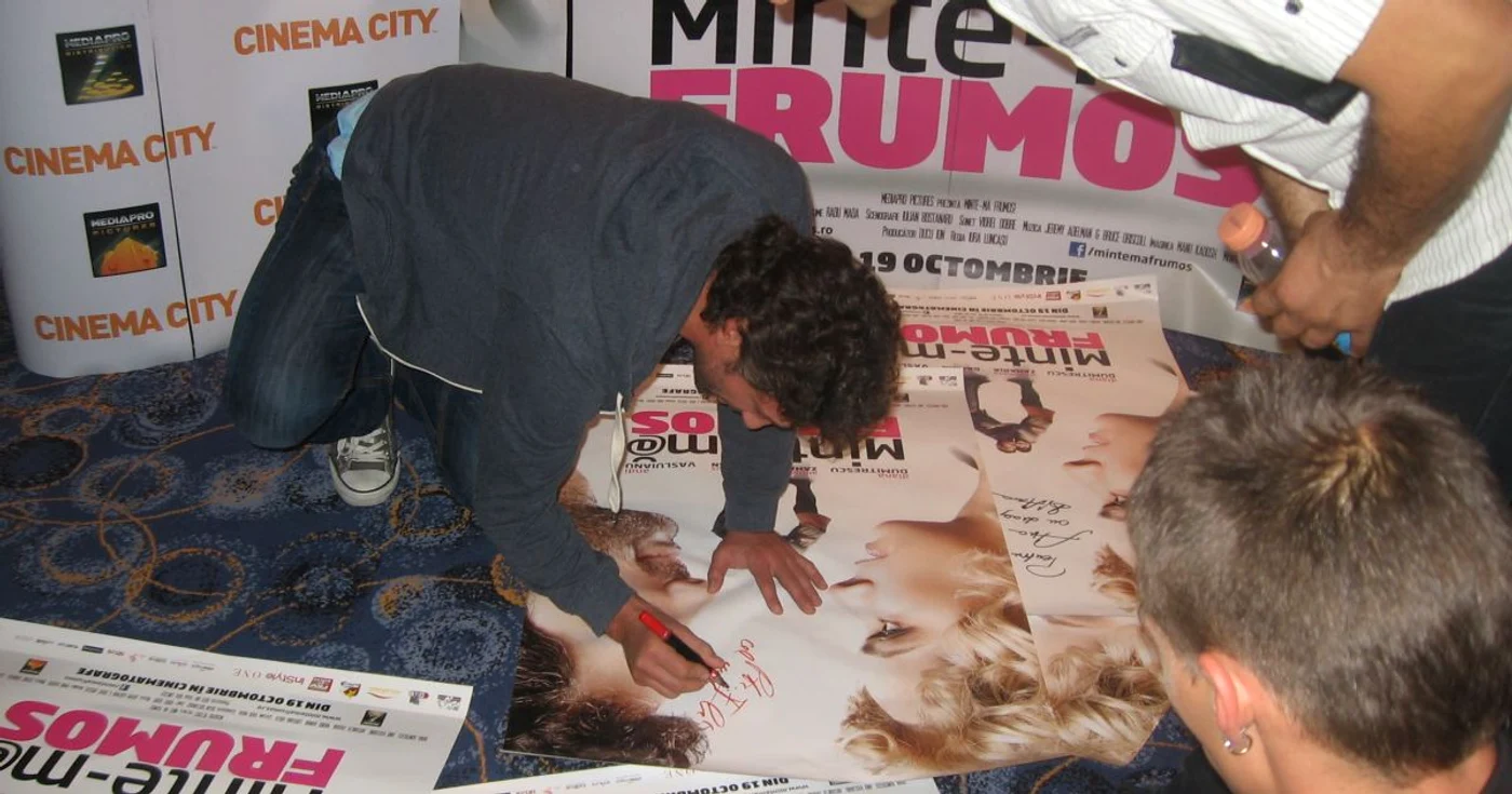 Andi Vasluianu a dat autografe în genunchi