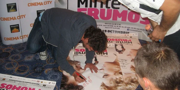 Andi Vasluianu a dat autografe în genunchi