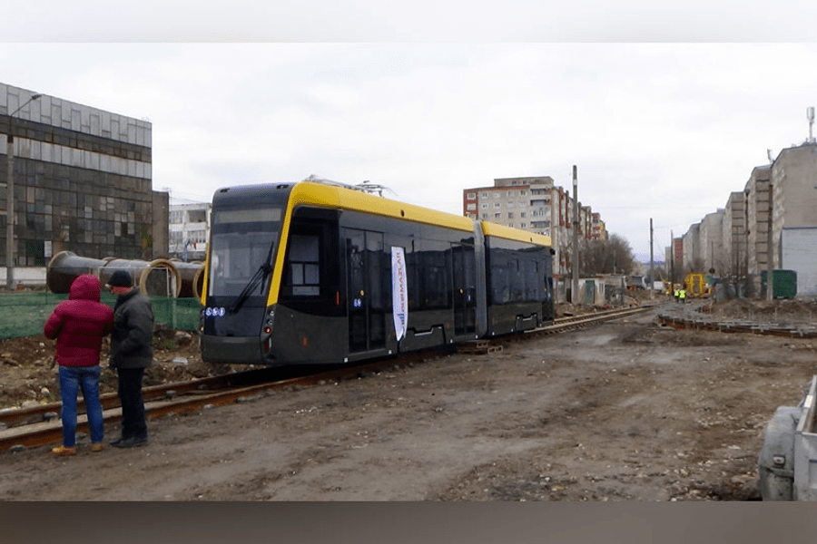 Cum arată primul tramvai turcesc care a ajuns la Reșița. Este bidirecțional și are 92 de locuri FOTO
