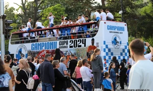 Corvinul Hunedoara aclamată de mii de oameni la prezentarea trofeului Cupa României la fotbal  Foto Daniel Guță ADEVĂRUL (218) JPG