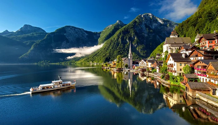 Hallstatt, satul din Austria, luat cu asalt de turiști. Foto: Pixabay