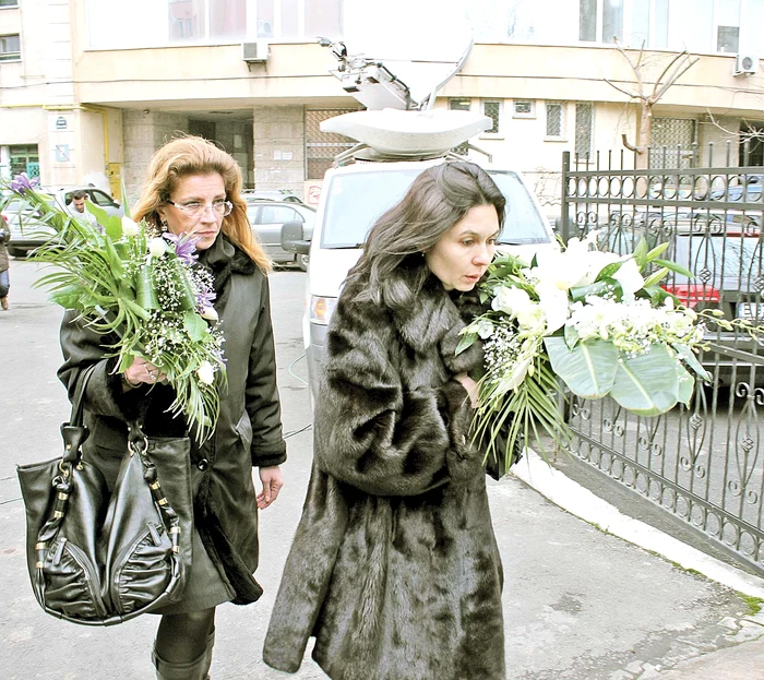 Mihaela Steriu (stanga),  fosta iubită  a pilotului