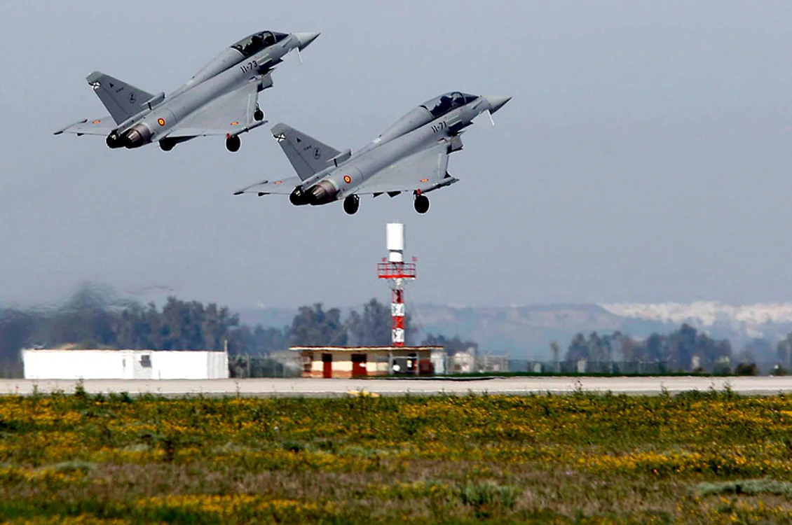 Două avioane Eurofighter ale Spaniei decolează de la Baza aeriană Moron din Sevilia 