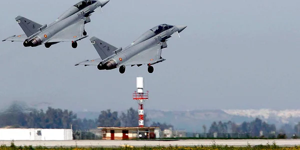 două avioane Eurofighter ale Spaniei decolează de la Baza aeriană Moron din Sevilia Foto EPA EFE jpg