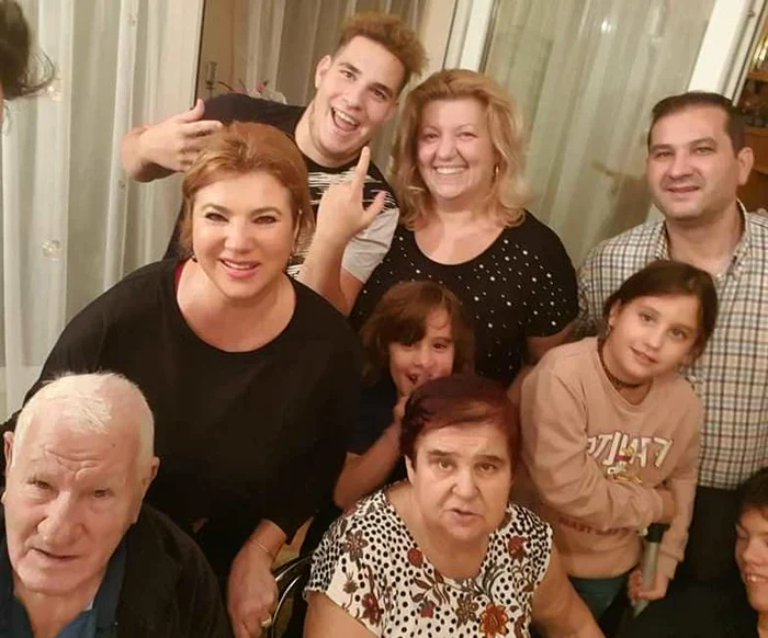 Mihaela Borcea, alături de părinții săi și de alte rude, la aniversarea mamei ei