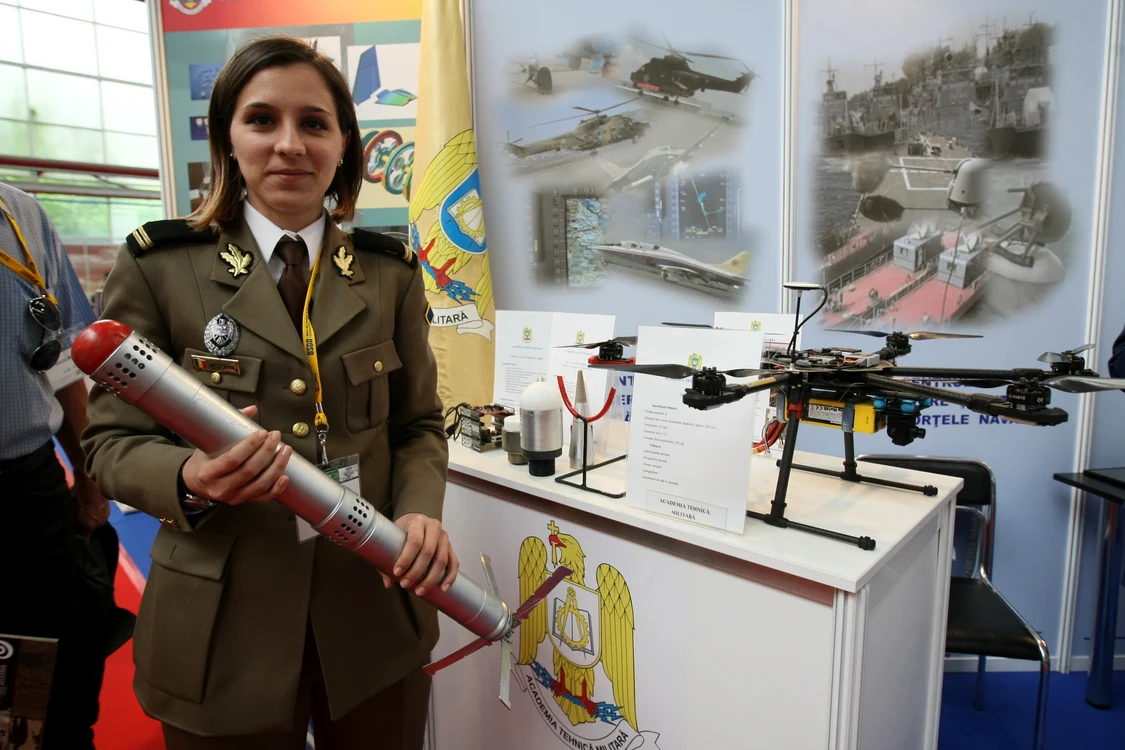 
    Diana Nistoran s-a pozat cu racheta anti-incendii în brațe și lângă prima dronă românească   