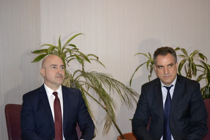 Vitalie Vrabie (dreapta) şi Dorel Frone au lăudat buna cooperare între serviciile vamale ale României şi Republicii Moldova FOTO Mircea Merticariu