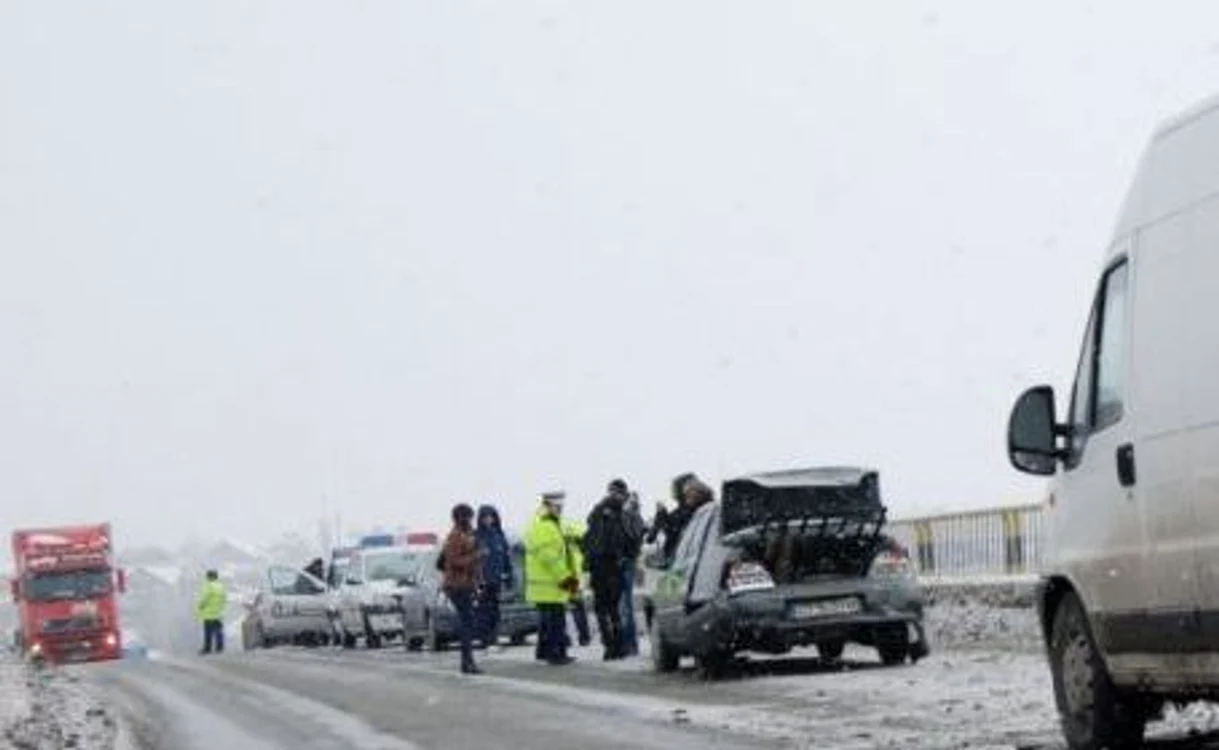 
    În urma accidentului, trei maşini au fost avariate  